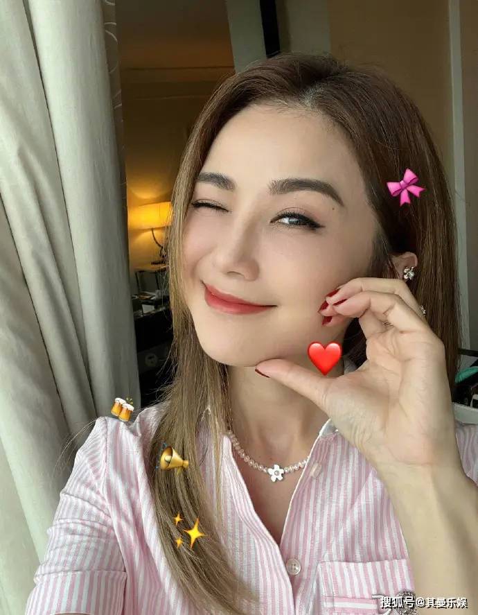 蔡卓妍比心卖萌照曝光,甜度爆表!网友惊呼:这才是真正的少女感