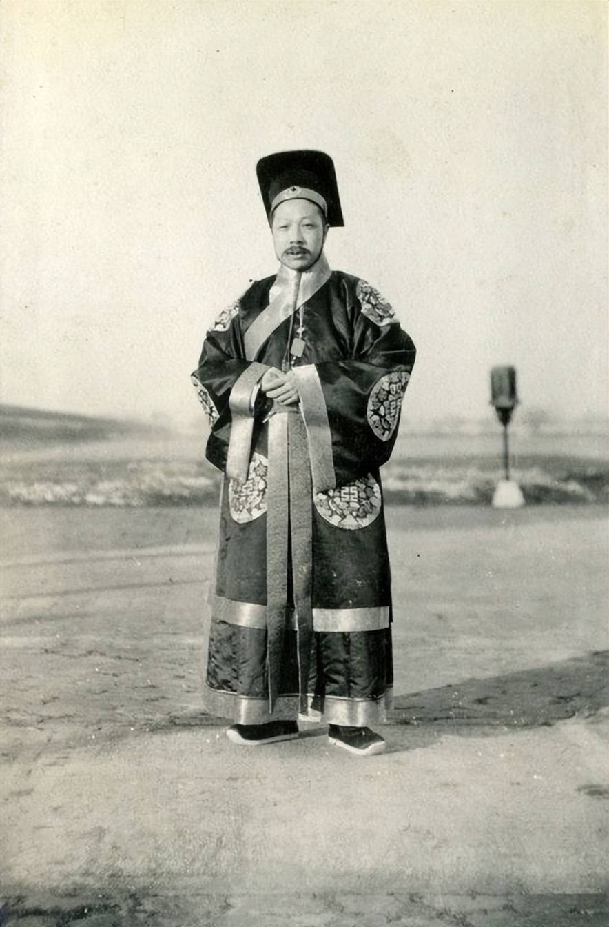 袁世凯政治手腕太高明,三招搞定孙中山,成功在北京就任大总统