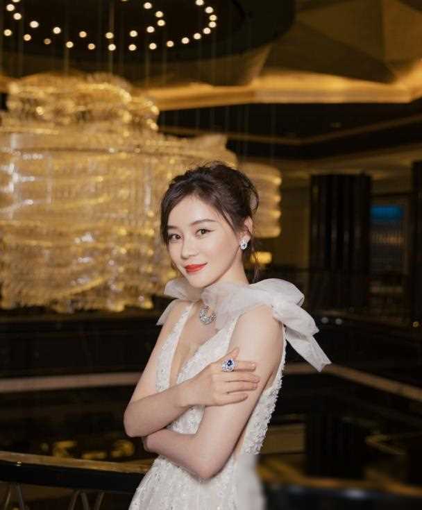 健身照卖弄性感女星遭遇困境,赵丽颖曾助她一臂之力_袁姗姗_成功_于正