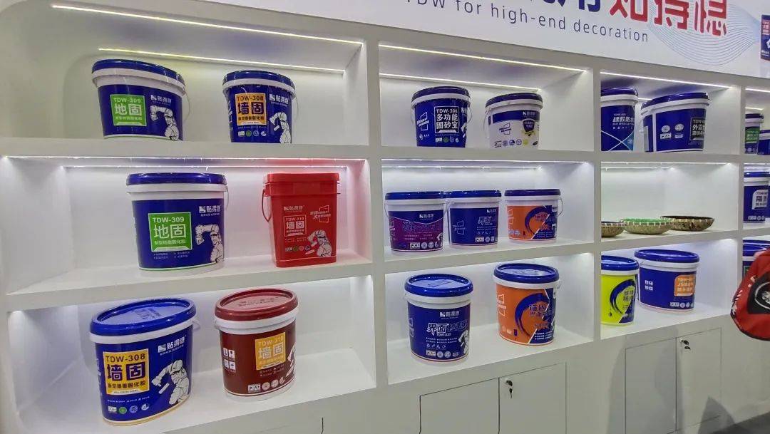 创新的绿色产品,完善的大板岩板交付体系重磅亮相,展示了瓷砖胶,背胶