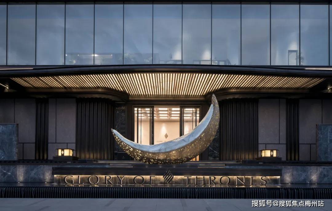 雕塑底座以安哥拉黑大理石打造,结合豪奢礼宾式迎宾水景,匠造尊崇归家