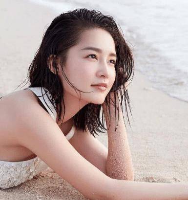 李沁大胆尝试短款背心拍摄,惊艳亮相后迅速包裹严实,网友直呼过瘾!