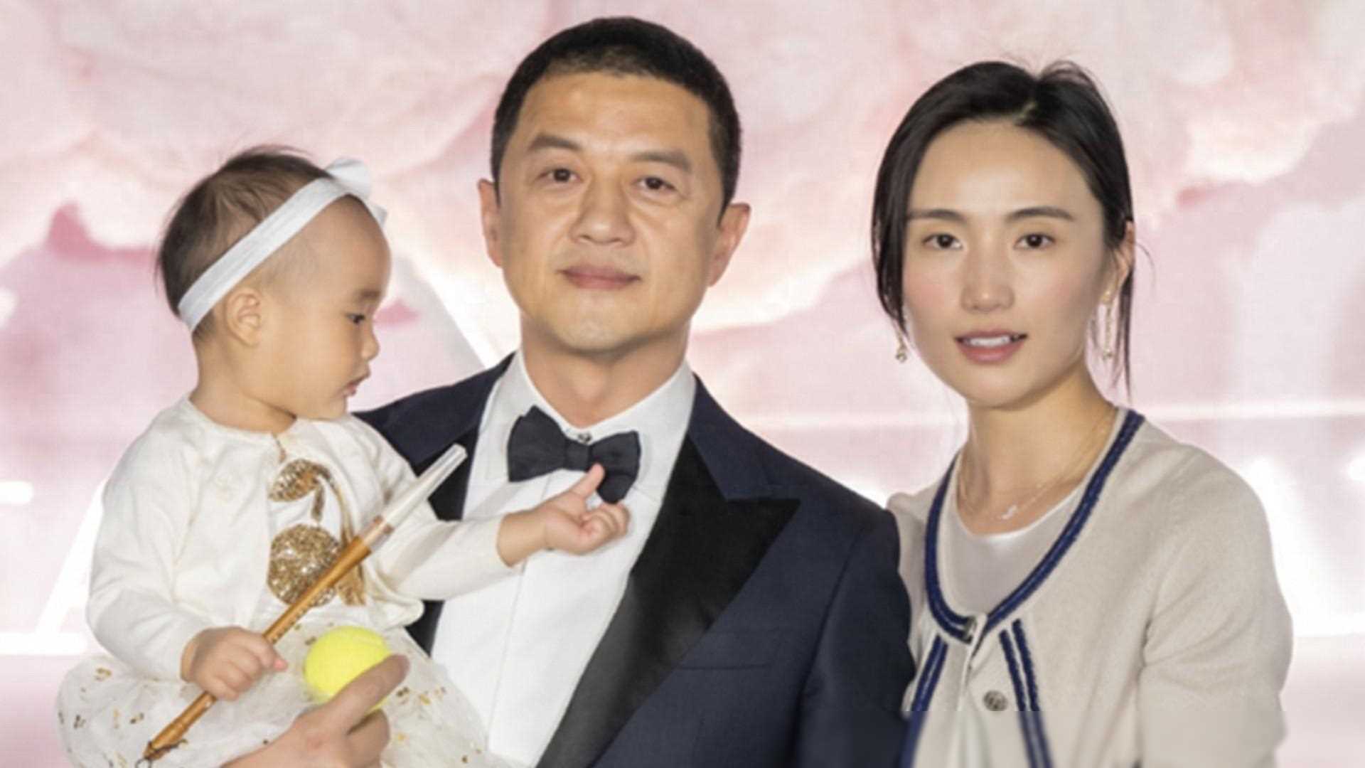 李亚鹏妻子晒全家福,李嫣兔唇已修复,李嫣五官像王菲更多