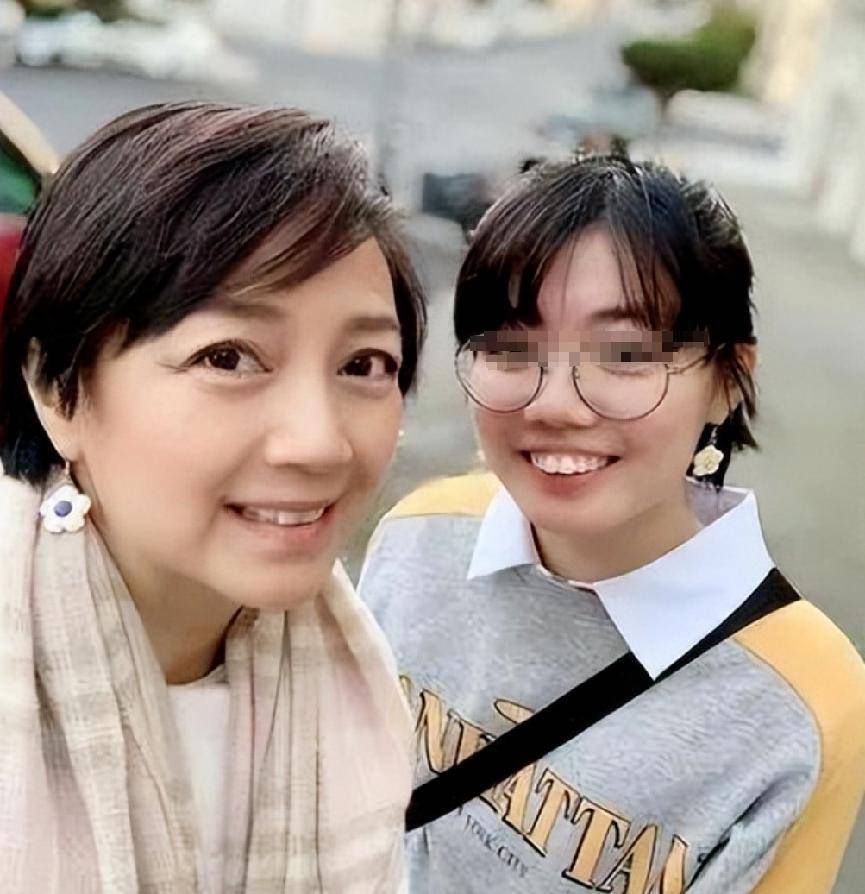 做生意欠下巨债,她伪造收据套取现金,携子女移居国外