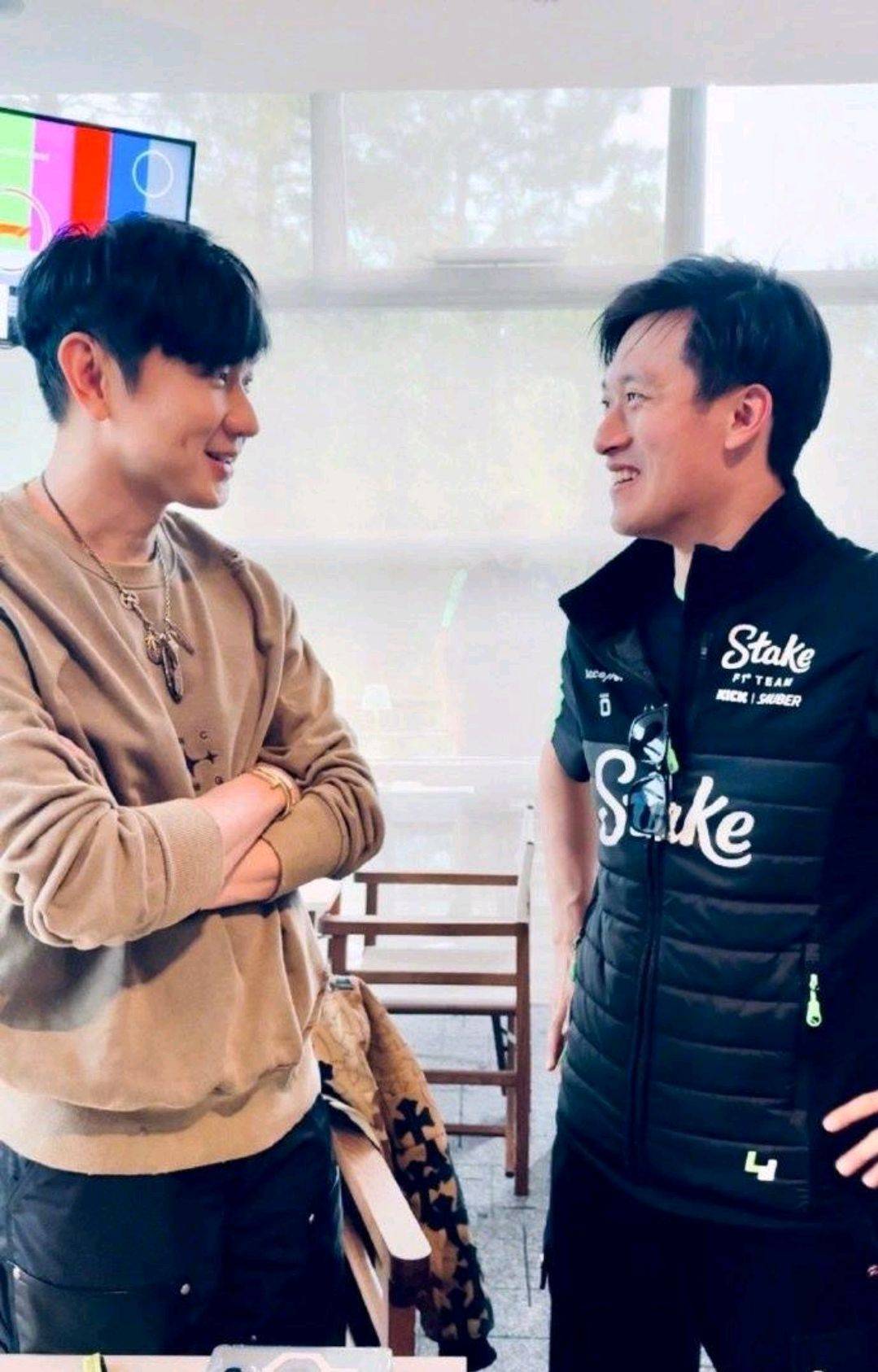 谷爱凌穿超短裙现身上海！曾拒绝与姚明合影，与周冠宇贴脸热聊