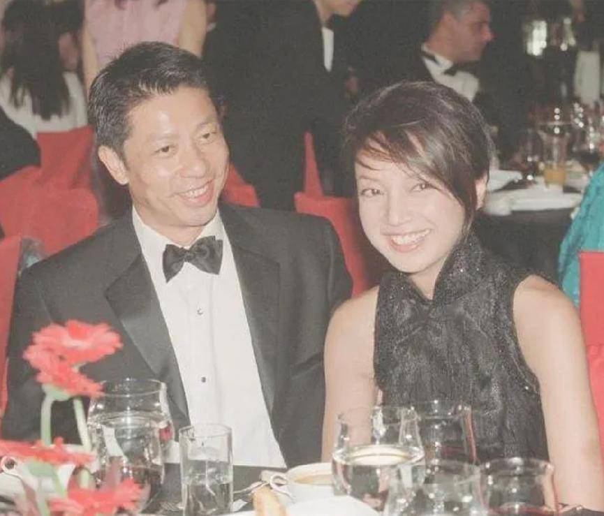 做生意欠下巨债,她伪造收据套取现金,携子女移居国外