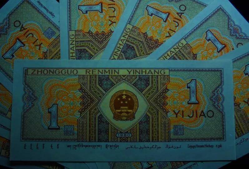 其实,真正了解8001的收藏者都知道,8001已经细分出很多品种,包括荧光
