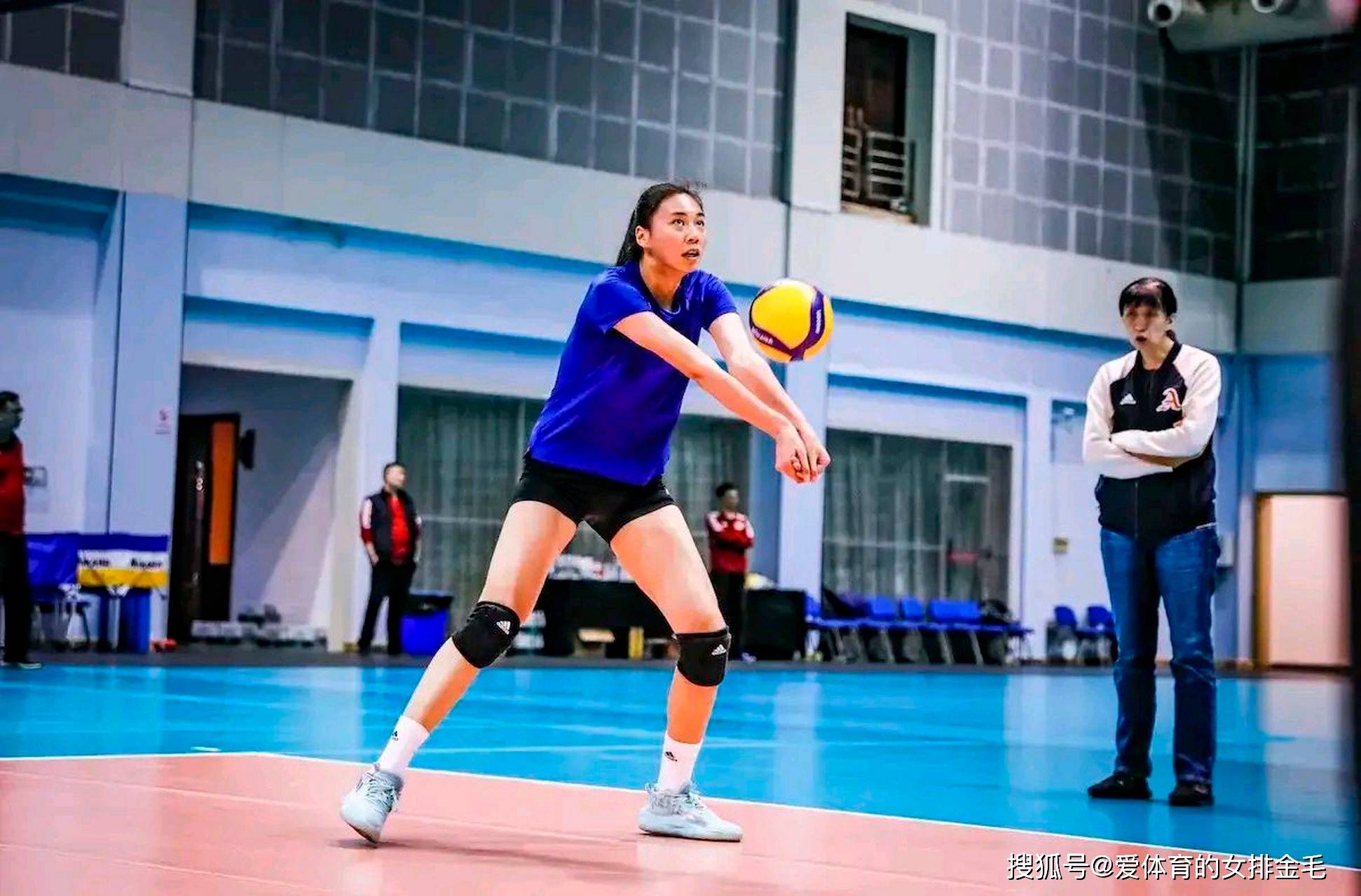 而且学习排球时间太短,她12岁才进体校,实际上正式打排球比朱婷还晚