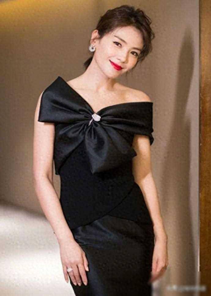 刘涛晒全家福,她44岁细嫩像少女,小2岁老公头顶秃秃像老头_爱情_年龄