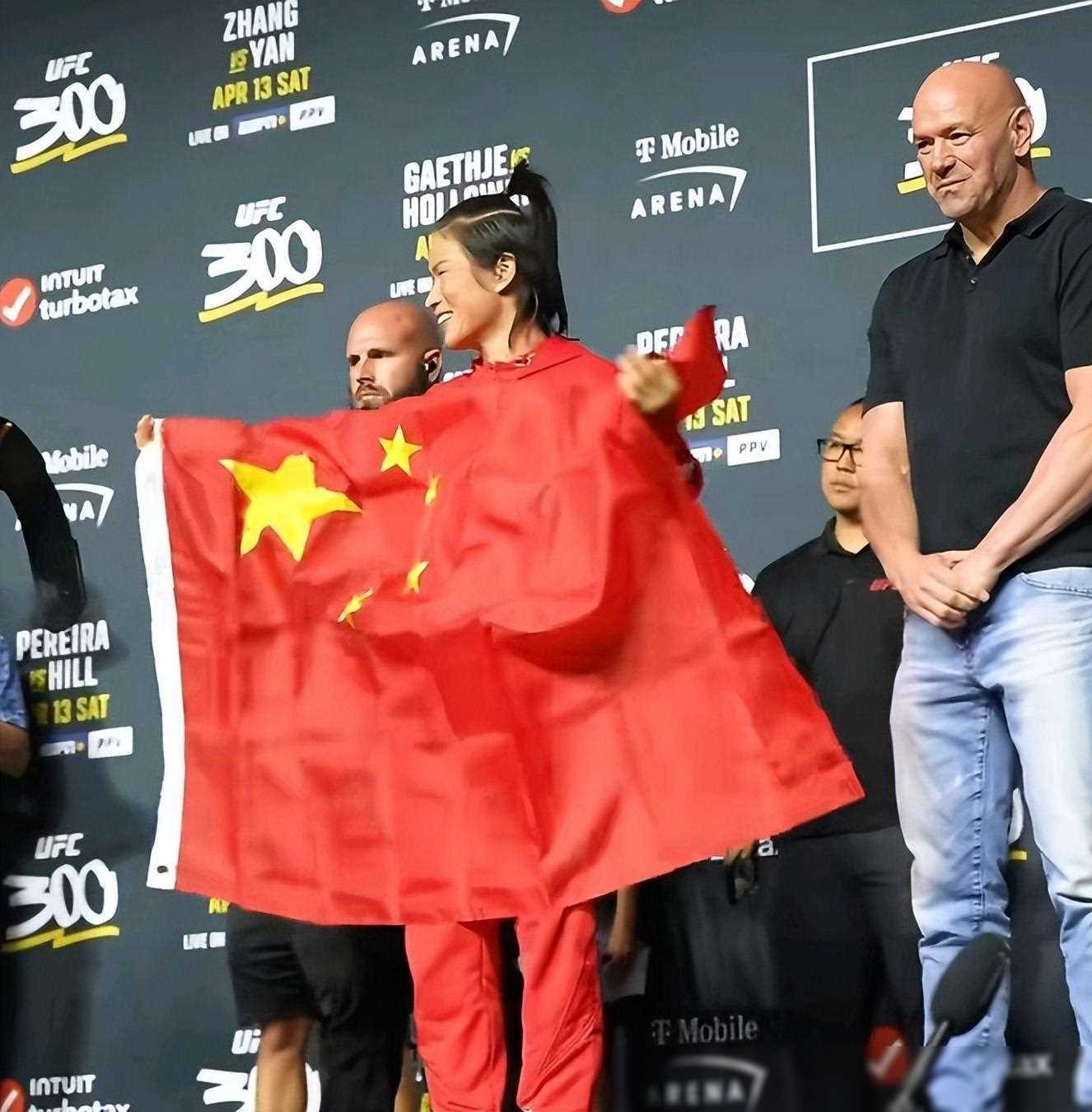 张伟丽"示好"严晓楠遭无视,出场费揭露背后故事!