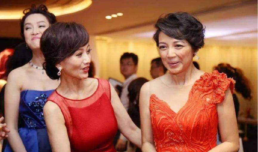 做生意欠下巨债,她伪造收据套取现金,携子女移居国外,事出有因_杨婉仪