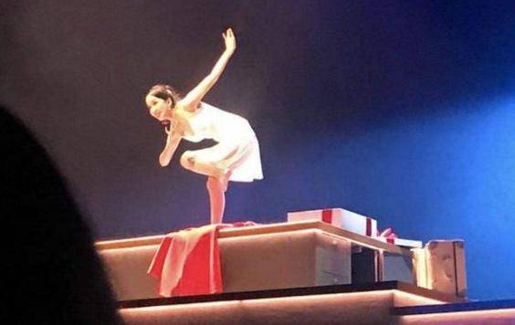 娄艺潇从小喜欢唱歌跳舞,也从小学习各方面的才艺,钢琴是7级,声乐9级