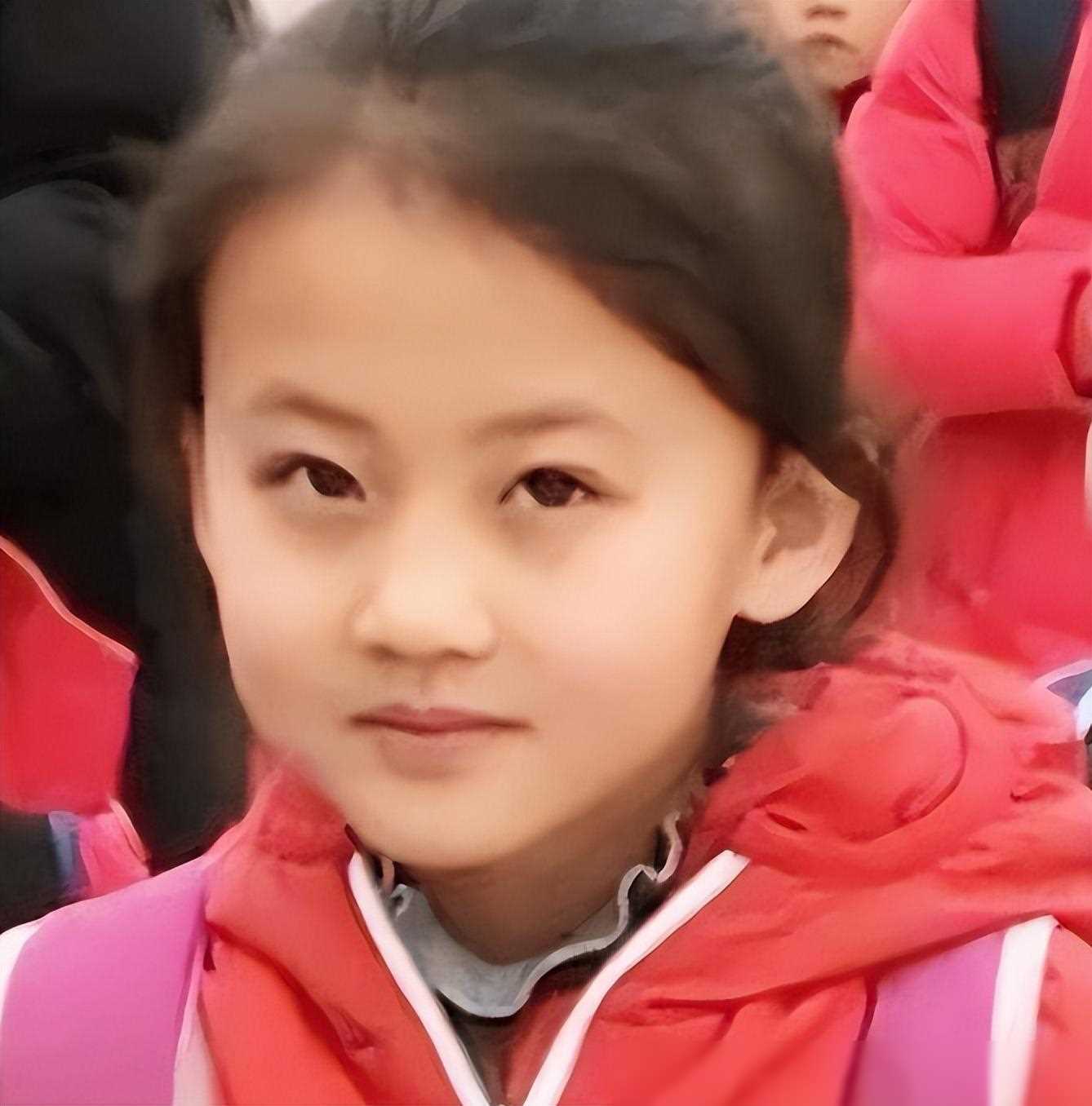 第二天,铁嘉欣的微笑视频就在网络上爆火了.