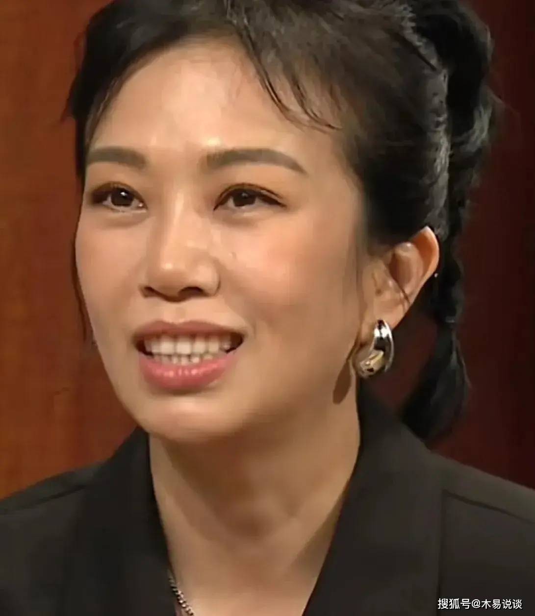 萧敬腾老婆林有慧近照曝光,50岁皮肤依旧紧致,分享婚后夫妻生活