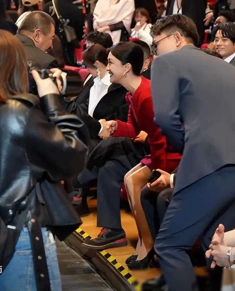 陈建斌意外坐姿引热议,胡歌周迅红这么久不是没有原因的