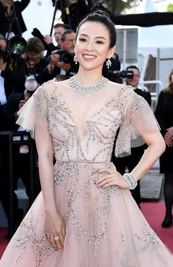 章子怡戛纳红毯传闻,酱园弄入围影片引热议:期待她穿这套吧!
