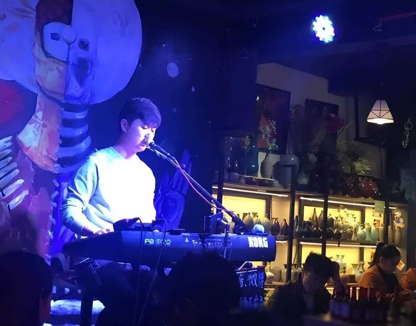 李玉刚的逆袭之路：坚韧成就国家一级演员，李玉刚：从卑微到辉煌的传奇逆袭者