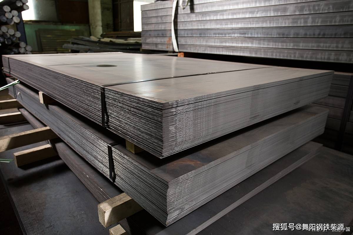 在生产工艺方面,q690d钢板采用先进的控制轧制和控制冷却技术,通过