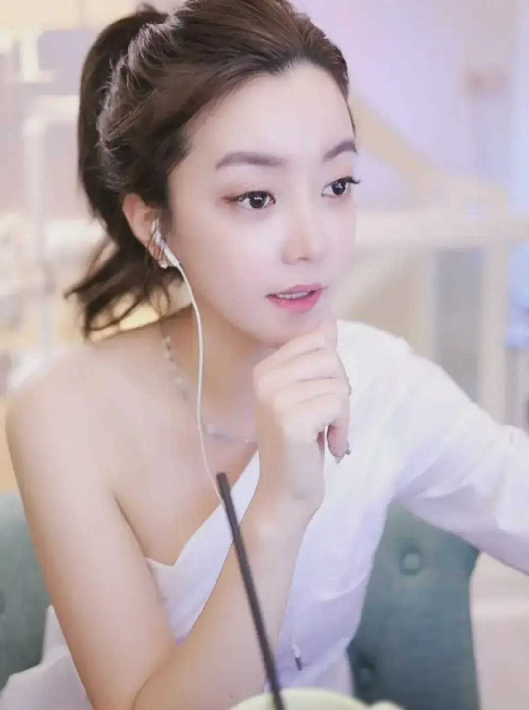 逼婚事件引发热议,崔阿扎成话题中心,电母身份备受瞩