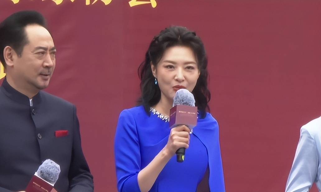 周涛:赴四川主持下基层慰问演出,出道29年首次以披肩发造型出镜