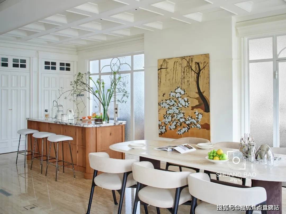 售楼处电话:400-885-2009动线流畅,协调美观餐厨区壁炉右侧,是复古的