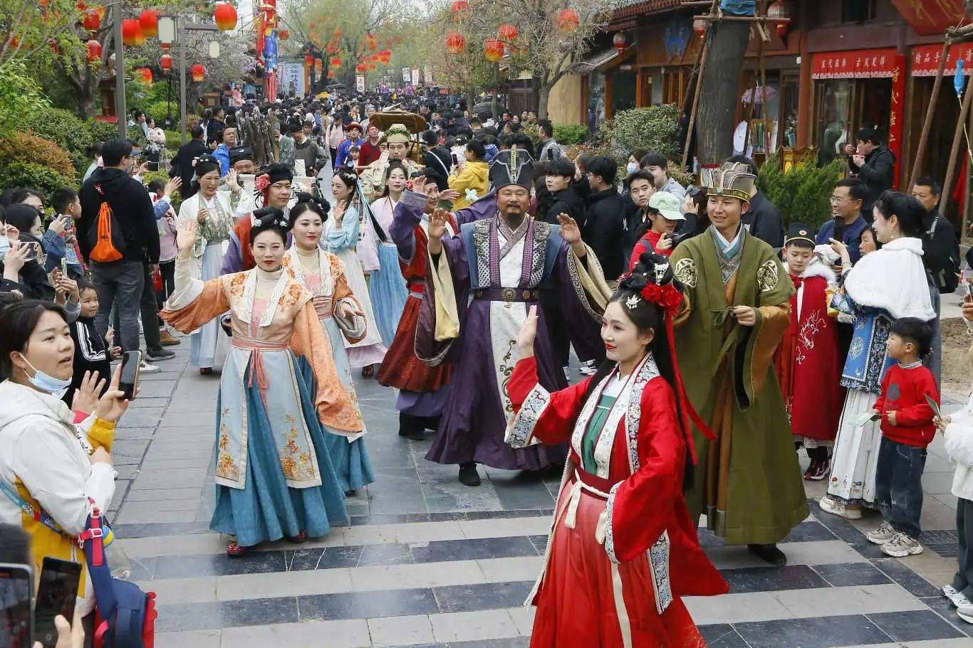 清明上河园:新增二十大主题演出!五一傀儡狂欢节即将盛大开启!