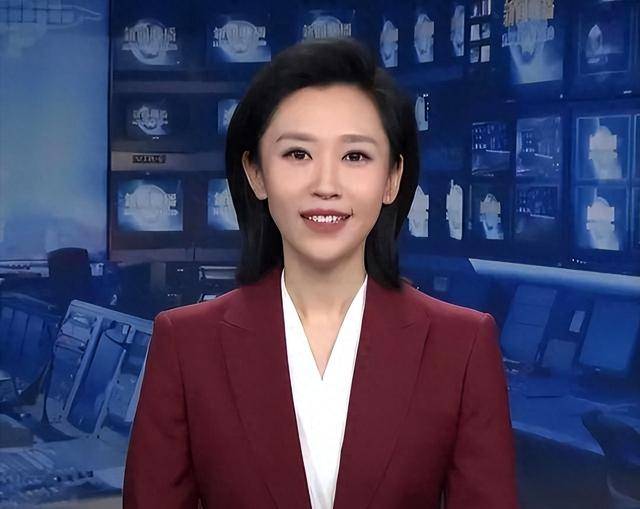 太炸裂!阿尔巴尼亚新闻女主播西装内搭空气出镜,胸前内容引争议