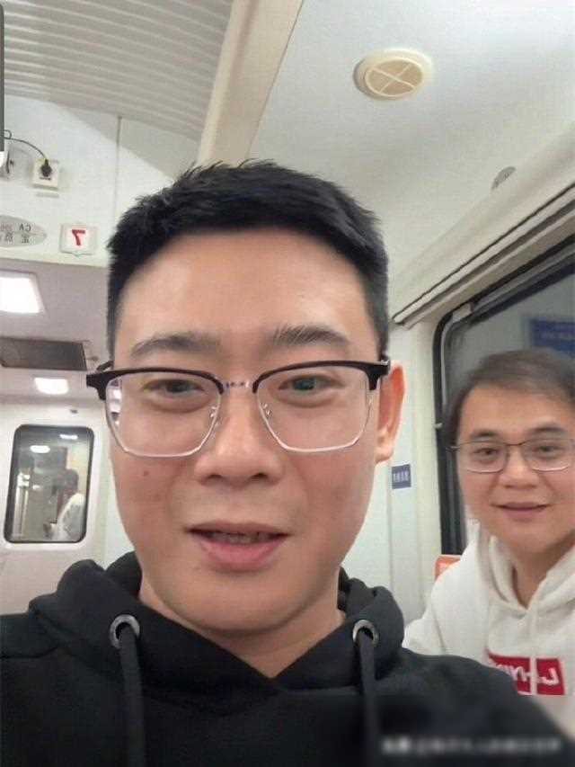 德云社栾云平深夜晒车站合影照,网友:艺人不易,辛苦演出