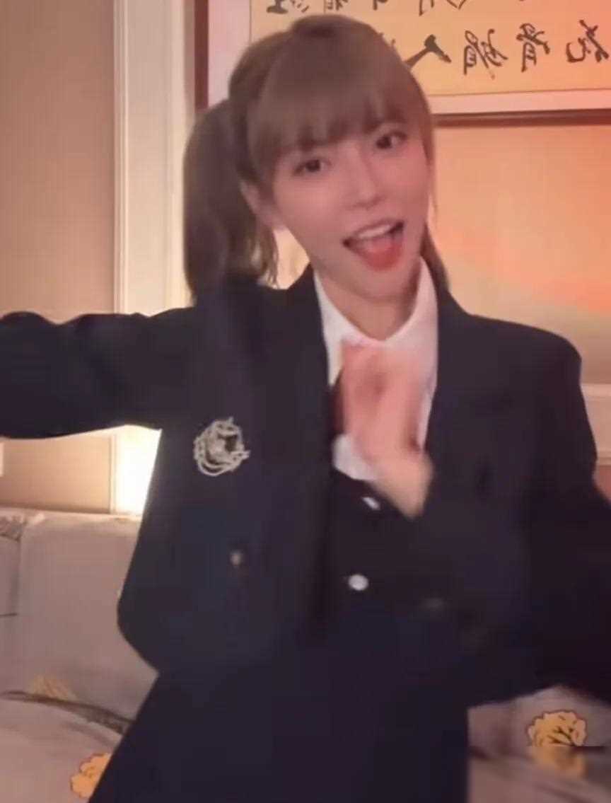 周淑怡cos女高中生被批评,网友热议其装嫩