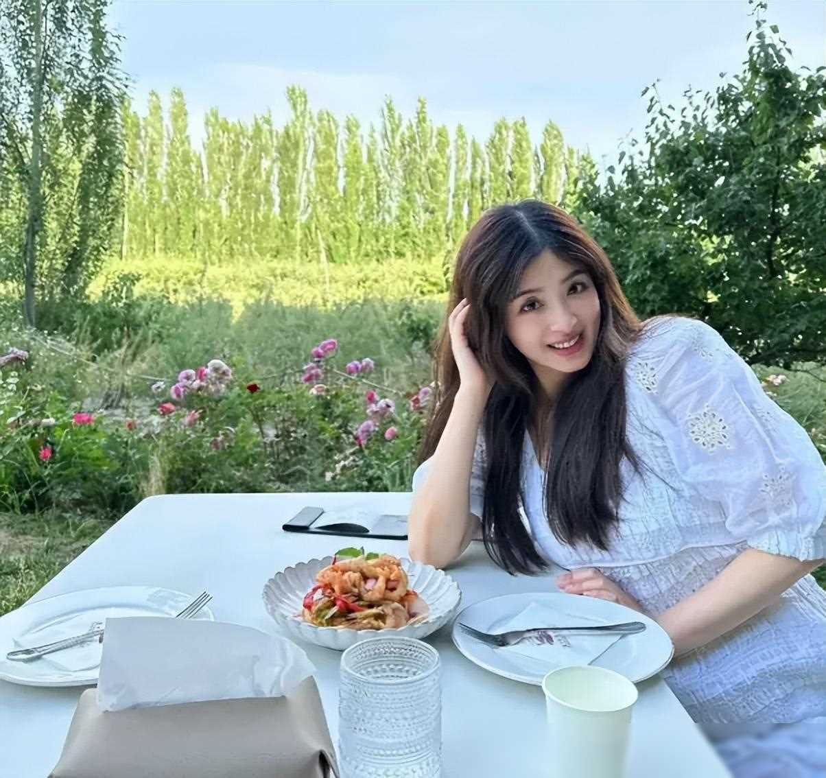 张含韵豪宅私生活被指混乱,然而清新外衣下的一丝俗气引人关注