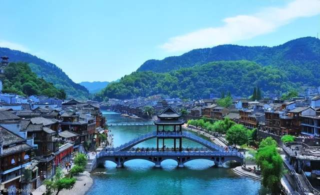 德夯苗寨与凤凰古城:好身体,游更远