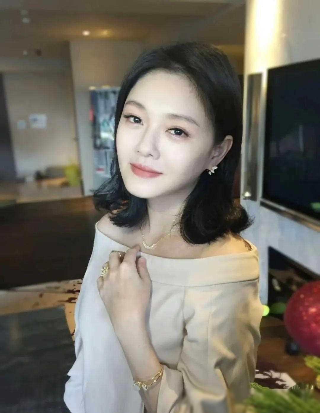 同是离婚女性,杨幂和张嘉倪展示自信,大s引发社会关注