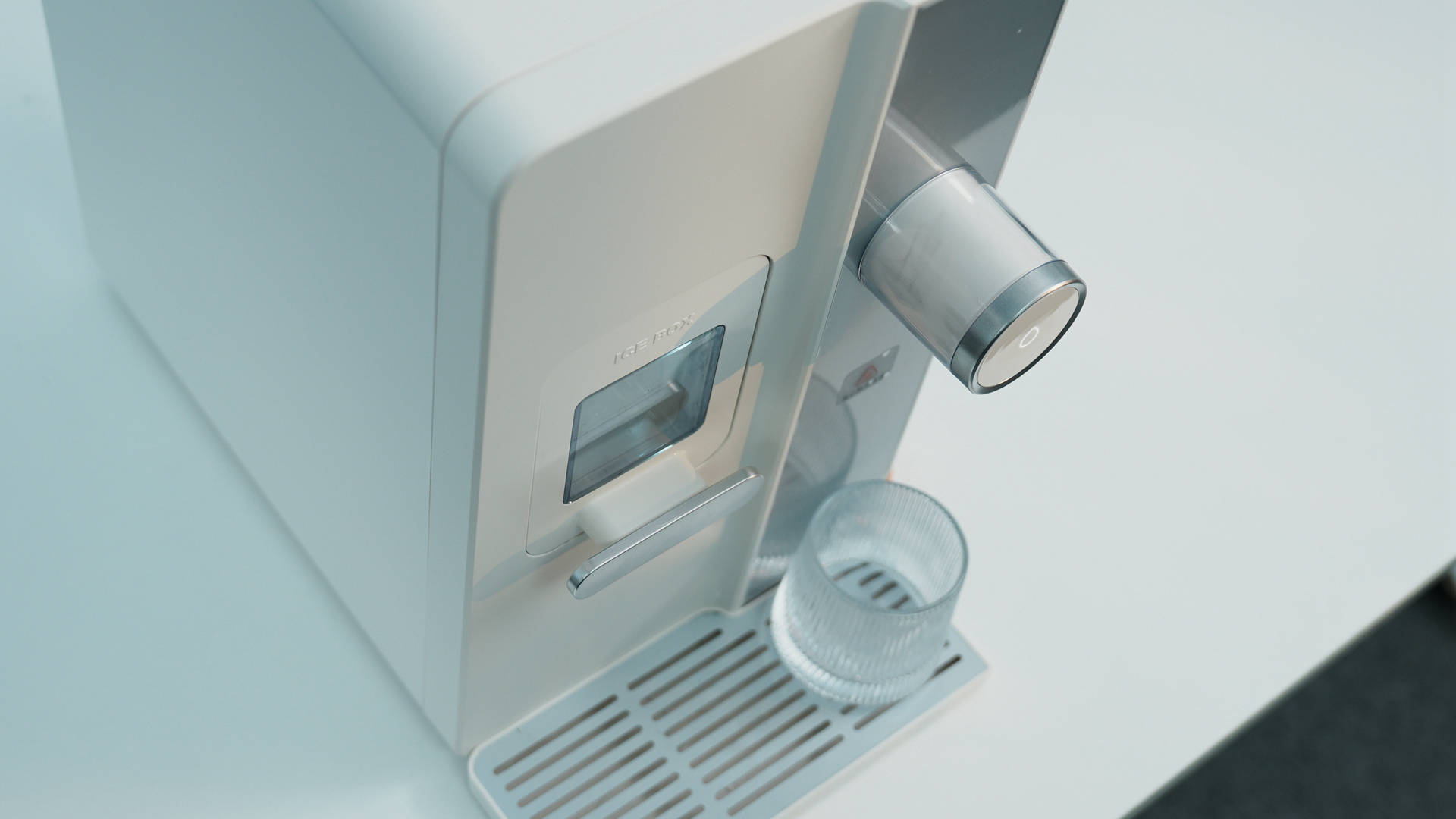 除此以外,宜米西塔制冰饮水机的内部水路部件经过严格的质量检验,环保