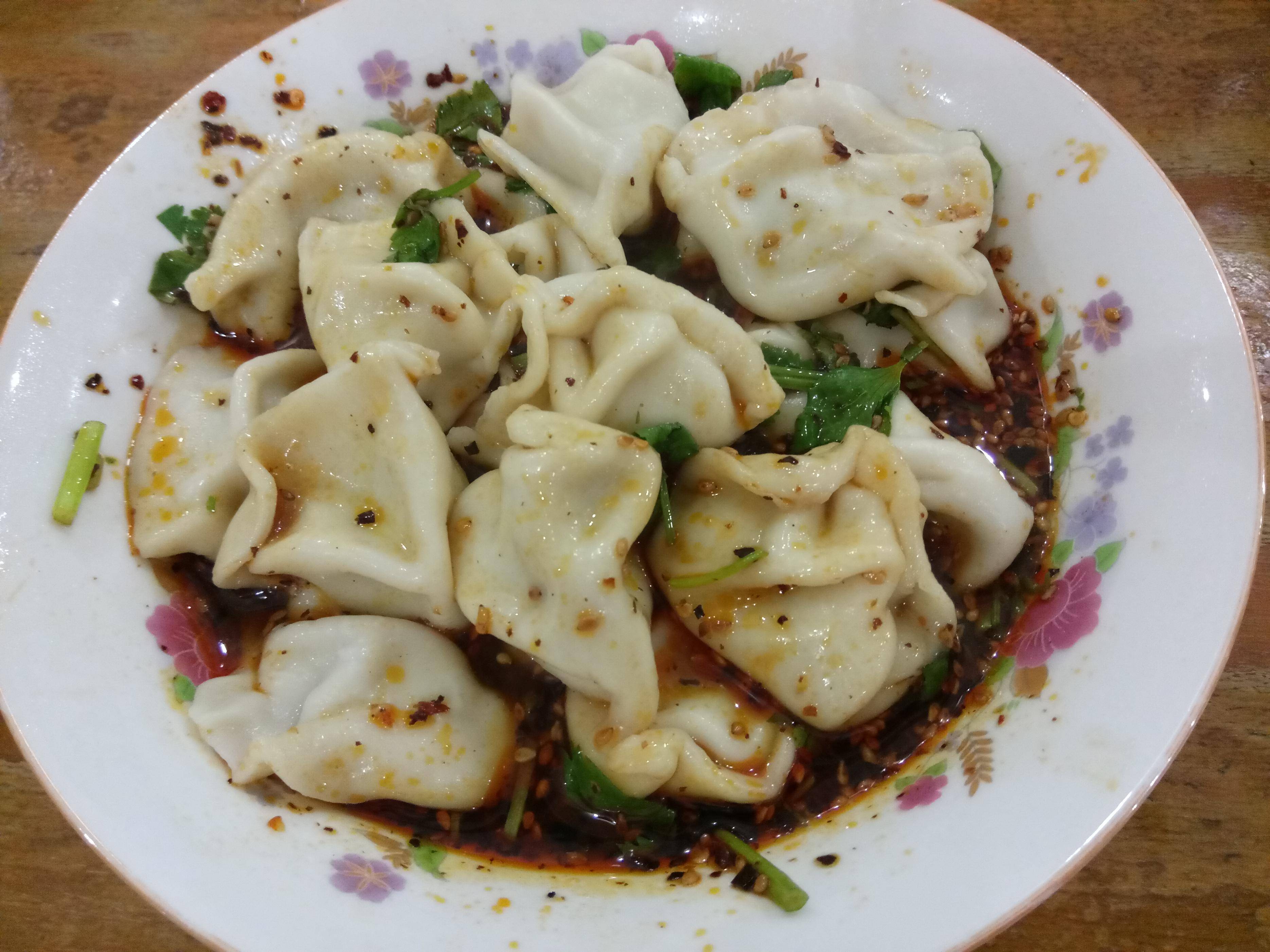 饺子皮薄馅大,馅料以精选猪肉为主,加入特制酸汤烹煮,酸辣开胃,鲜美