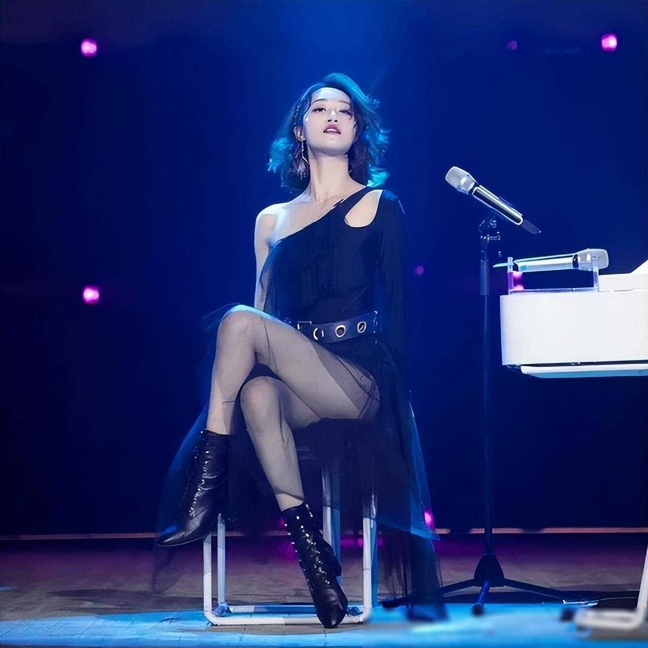 蓝盈莹电影节美腿造型,凹凸有致性感撩人