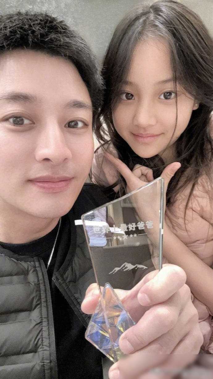 甜馨为爸爸庆生,父女贴脸合影展现浓浓亲情