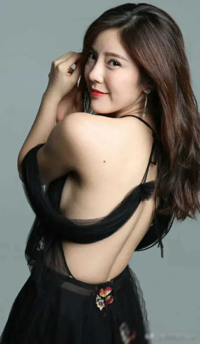 赵奕欢一脱成名:宅男女神亿点击背后的翻红之路