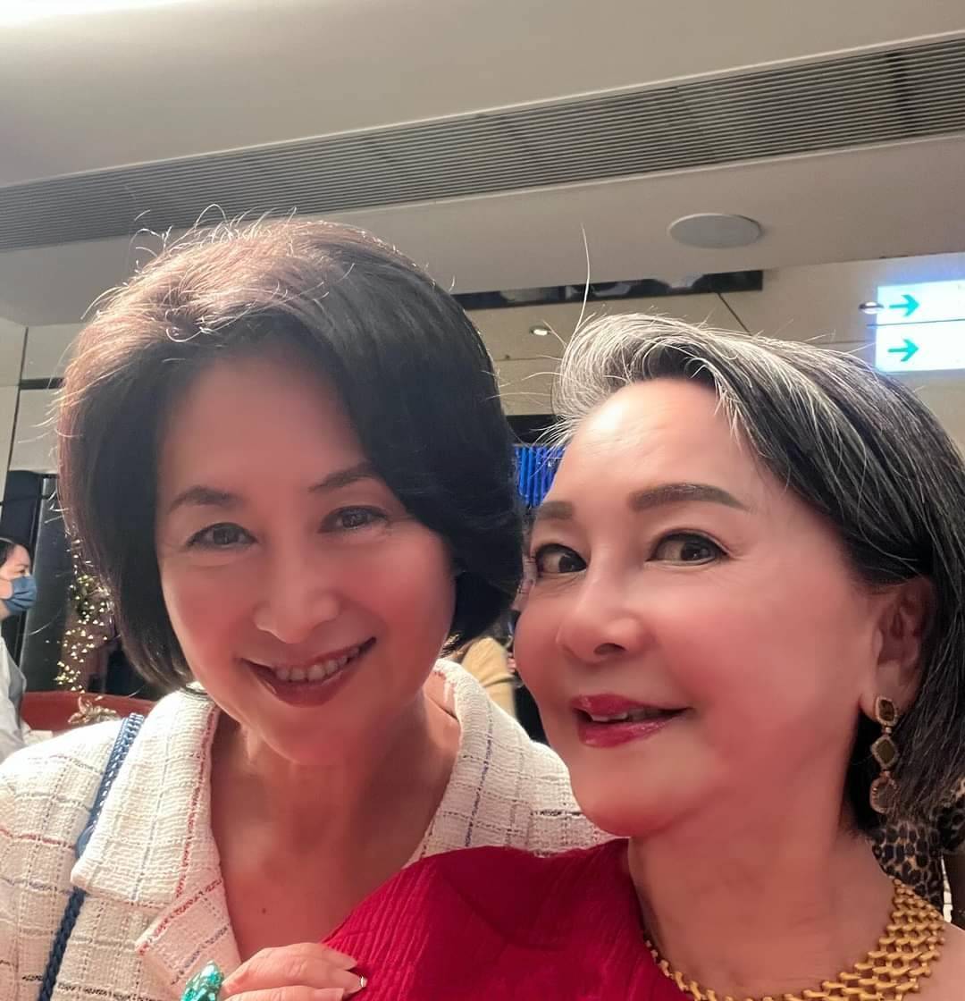 又被何超琼美到了,穿休闲上衣短裙超精致,丝巾很美起到点缀作用