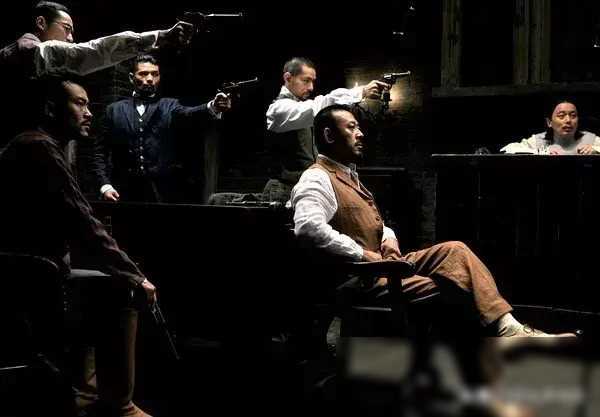 无论是《鬼子来了》中的民族反思,还是《让子弹飞》中的黑色幽默,姜文