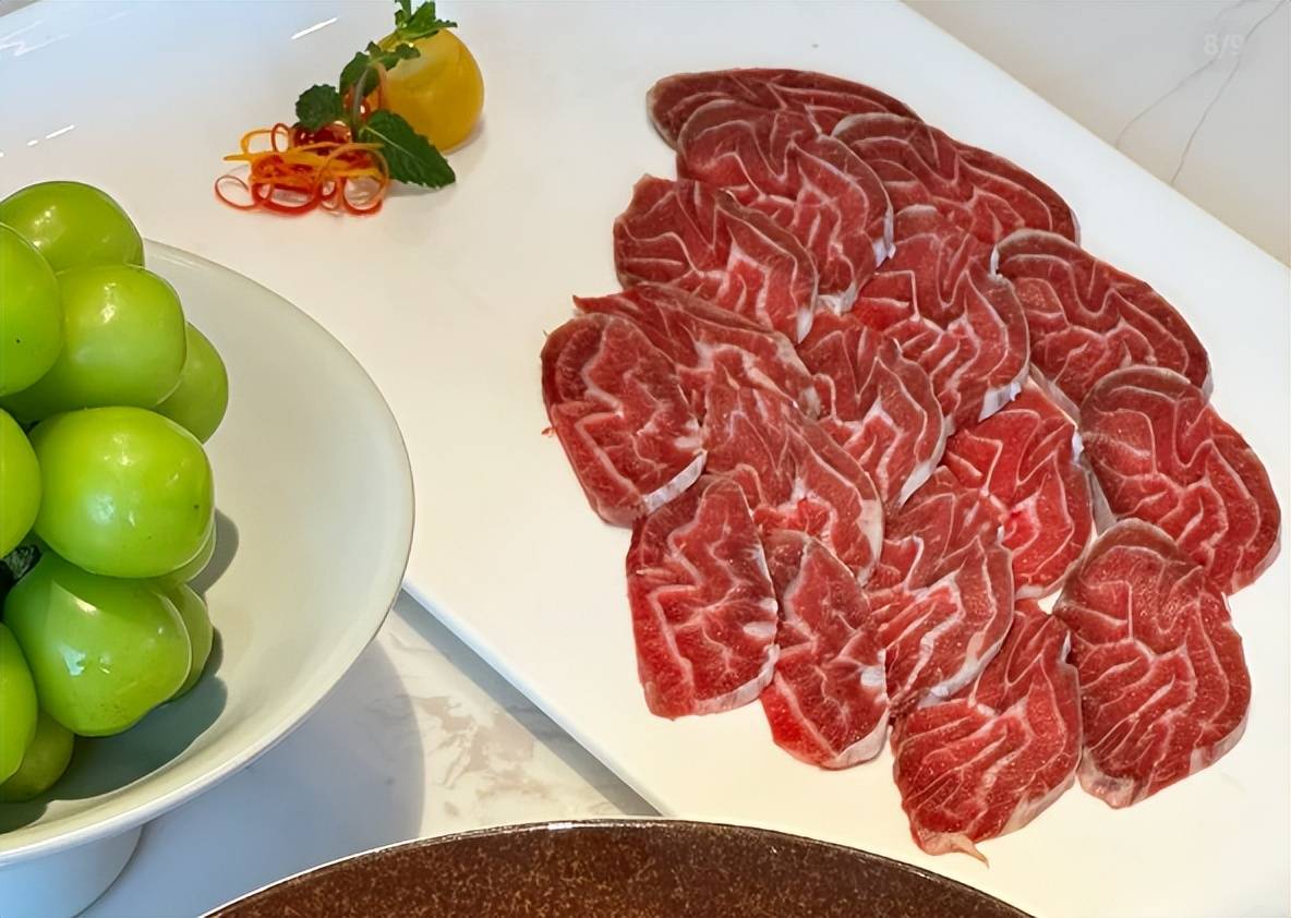 除此之外,还有一些其他的美食,例如金钱牛腱,新西兰黑金鲍,正岩大红袍