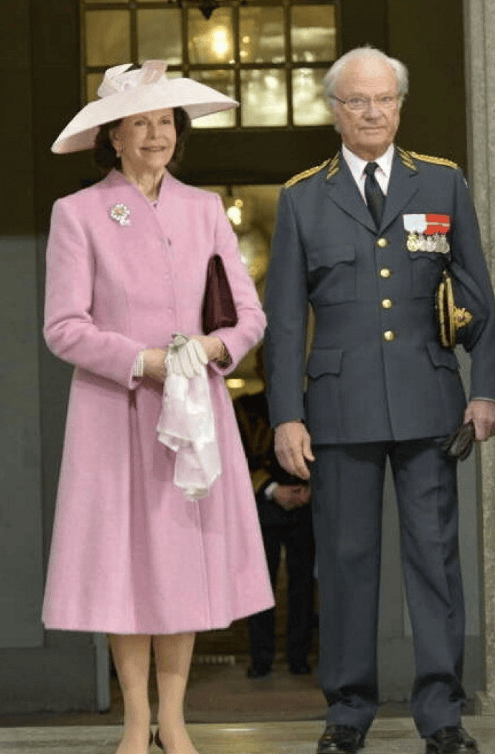 81岁瑞典王后接待芬兰夫人!穿粉色风衣嫩翻,第一夫人白裙超优雅