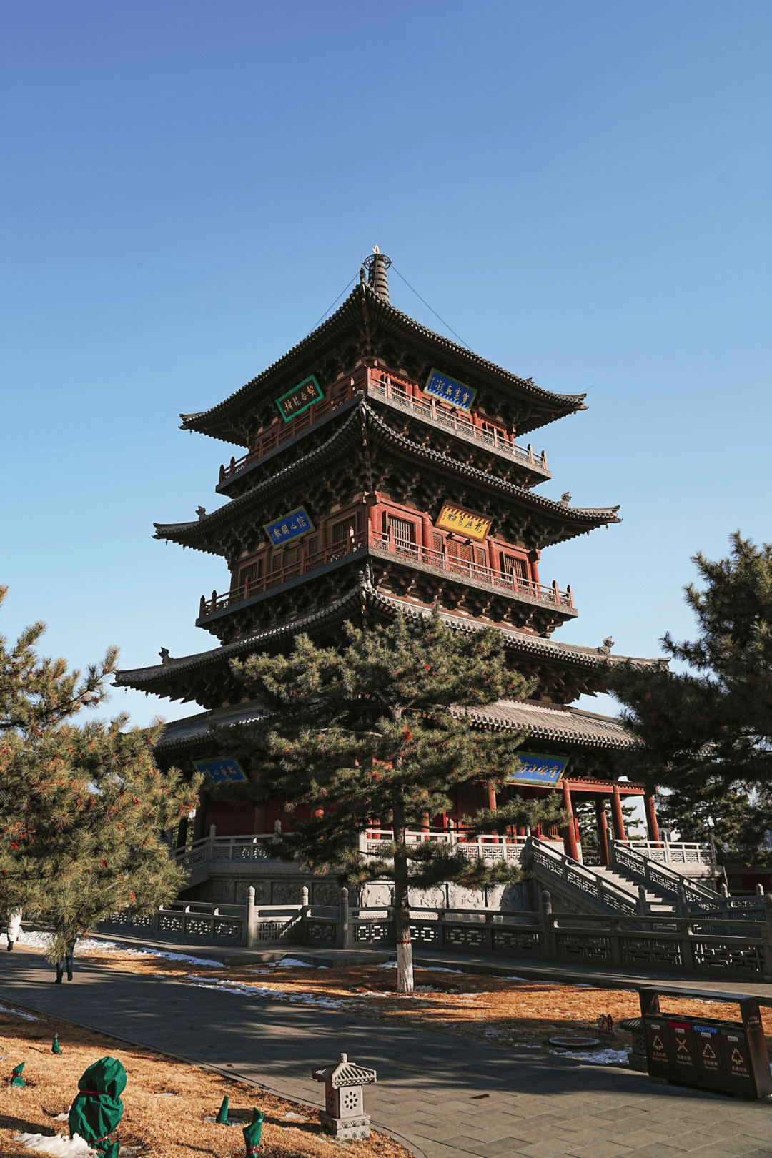 如果你走进江南,会发现和大同的寺庙颜色完全不同,在南北朝时代,南北