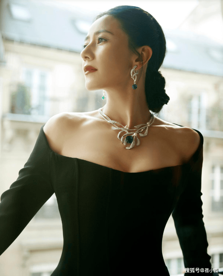 被高圆圆的上班图惊艳!穿紧身露肩连衣裙变"水蜜桃",性感又迷人