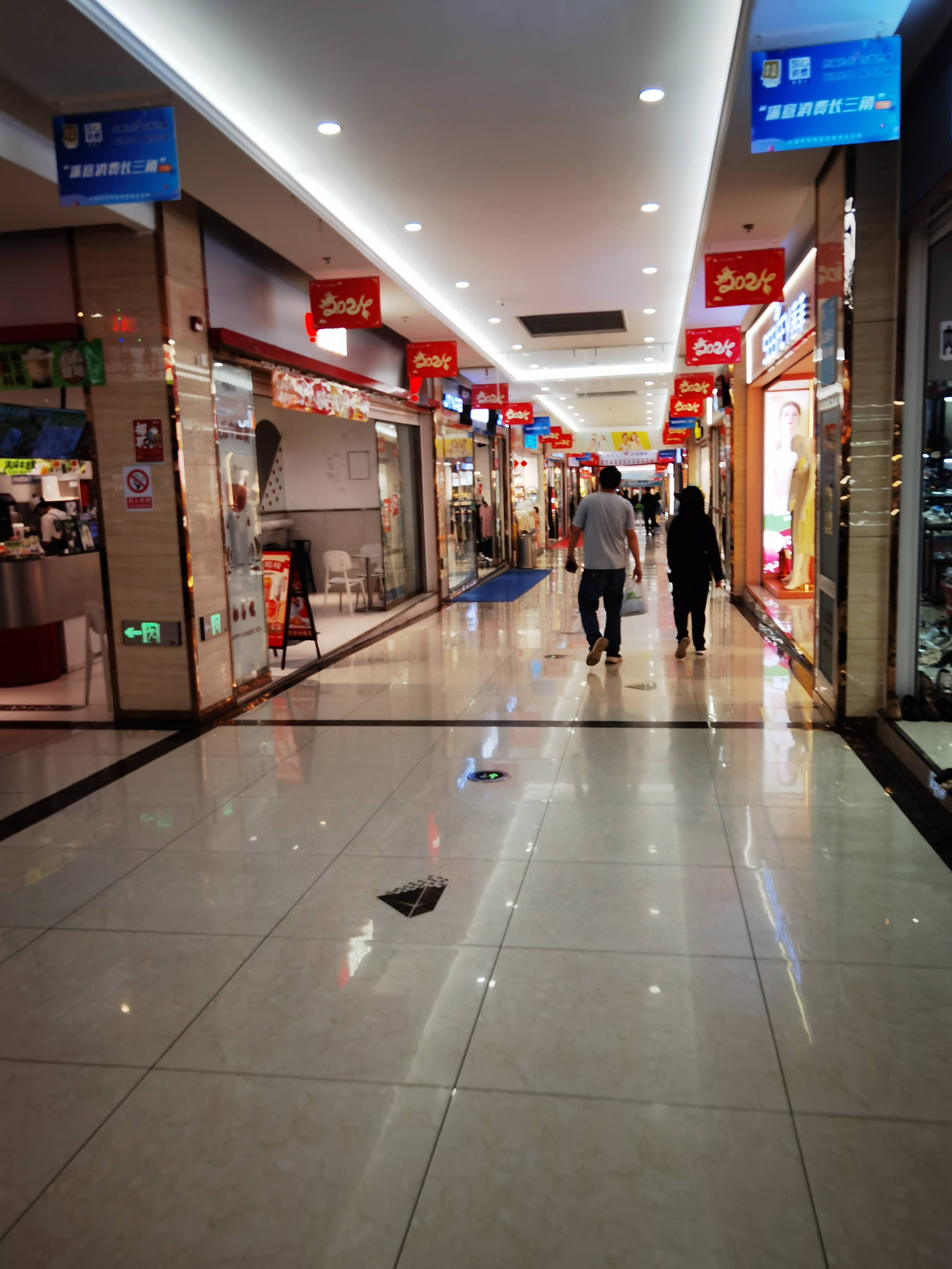 这就是兰溪地下商场的咖啡店,这里人现在