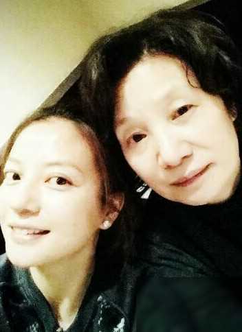 赵薇母亲遭遇人生大变局:儿离婚女遭禁夫逝