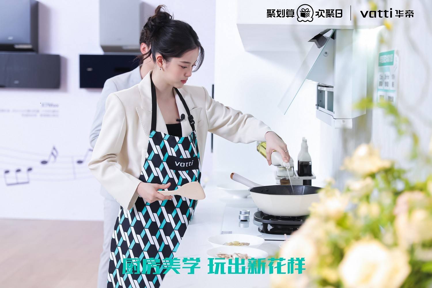 华帝代言人元气少女欧阳娜娜空降本次活动的直播间,开启线上直播盛宴