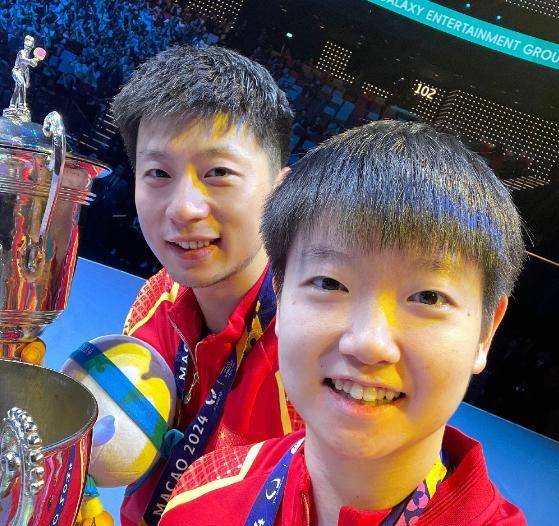马龙和孙颖莎荣获世界杯冠军,张本兄妹微笑接受颁奖,引发部分不满情绪