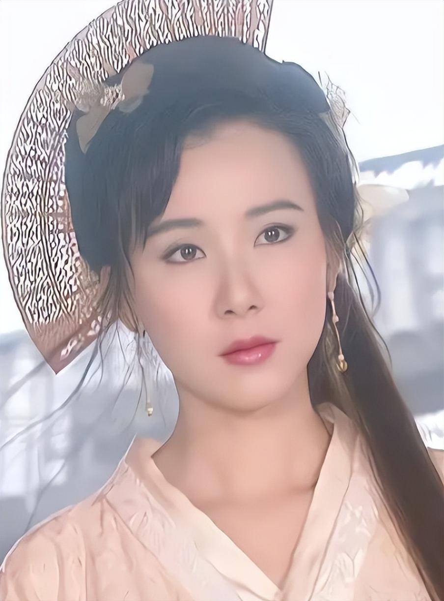 《绝代双骄》里的花月奴艳压陈德容李绮红,《家有仙妻》里的祝小英比