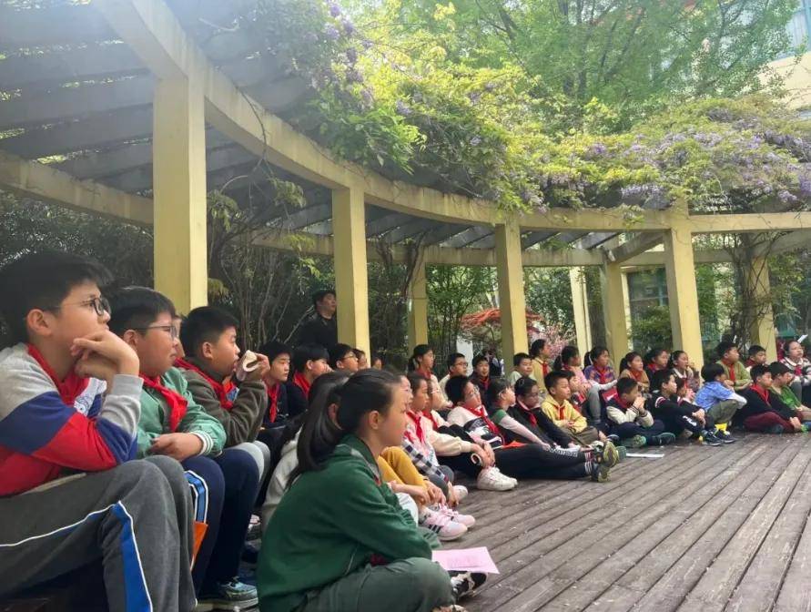 老师们以美丽的校园春景为阅读对象,自编主题读本.