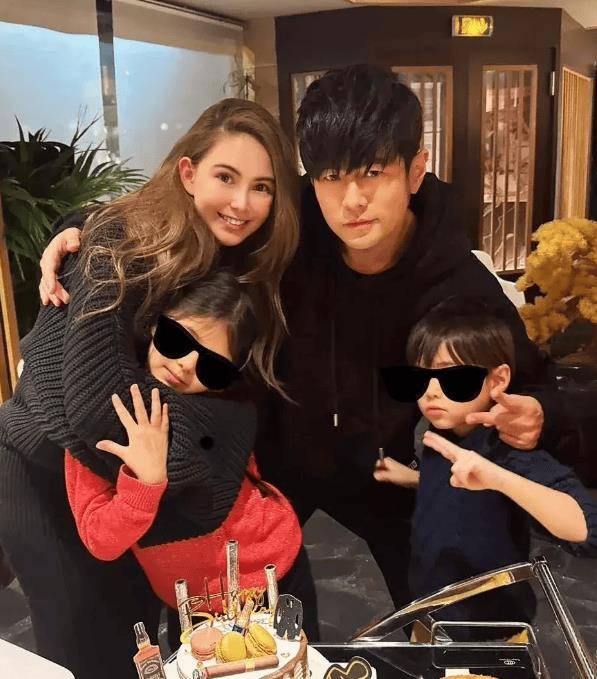 昆凌怼脸照流出:鼻子好漂亮,笑容甜美,网友:一看就是自然美_周杰伦